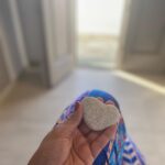 İclal Aydın Instagram - Günaydın💙 Yolda olmayı çok seviyorum. Araba kullanmayı, şehirler, ülkeler değiştirmeyi… Yolculuk zihnimi berraklaştırıyor. Sabah 04:00’te çıktım yola. Ayvalık’tan İzmir’e geçtim. İzmir’den İstanbul’a uçtum. Şimdi de oturdum Amsterdam uçağımın kalkış saatini bekliyorum. Bazen duygularınızın, kaygı ya da sevinçlerinizin içinde kaybolur musunuz siz de? Duygularım yetmiyormuş gibi kendi sohbetimin içinde bile kaybolurum ben bazen. Öyle bi başlarım anlatmaya, oradan oraya atlarken birden unuturum ne için başladığımı. Durup, başa sarmaya başlarım. Nereden başladığımı bulursam devamı aynı akışla gelir çünkü. Üzerinde çalıştığım son kitap BUNU SEN OKU’daki üslubumu da daldan dala konarak şakıyan bir muhabbet kuşuna benzetiyor editörüm @tolgameric1595 🤗 Bir süredir “şakımam” durdu gibi. Şaşkın ve dalgın bakıyorum uzaklara, yakınlara. Yine yazarken, anlatırken kayboldum, farkındayım. “Ne anlatıyordum ben?” diye düşünüyorum. Bu sabah gün doğarken en eski “problemleri çözme, dağınıklığı toparlama” yöntemimi devreye soktum: başa döndüm. Ben bu kitaba nerede, nasıl başlamıştım? Duygum neydi? Renkler nasıldı? Hangi şarkıları dinliyordum? Hepsinden önemlisi “Ben ne anlatmak istiyordum?” Buldum. Anımsadım. Yazdı. Ağustos. Atina’dan yola çıkmıştık. Özlem vardı yanımda. Yazın rengi maviydi. Şarkısı zaten kitapta… Evet, hikaye tam olarak buydu: güzel şeyler hangi zor günde başlamıştı?