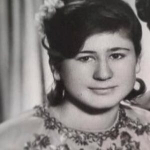İclal Aydın Instagram - Annemiz Yücel Çoker’i  7 Şubat Salı günü saat 21:45’te kaybettik. 
10 yılı aşan hastalığının son günlerini yoğun bakımda geçirdi. Teşhisin konduğu ilk günden bu geceye dek bize destek olan tüm yakınlarımıza, doktorlarımıza, hemşire, hasta bakıcı ve uzman çalışanlara gönülden teşekkür ederiz. 
Acısının son bulduğuna inanmak tesellimiz… 
Bizim için hep böyle güzel, hep böyle genç…
Yerin cennet olsun, Allah rahmetiyle kucaklasın… 

İclal Aydın - Hilal Aydın Özcan