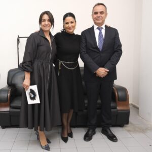 İclal Aydın Instagram - 2 Kasım 2022..
Kuzenim Tülin’in İzmir depreminde kaybettiğimiz çocukları Sayra ve Çınar’ı anma gecesinden bu fotoğraflar. 
Tülin şahane bir konuşma yaptı.

“Enkazdan çıkan herkes alkışlanmıyormuş, ben de o alkışlamayanların hikayesini yaşıyorum…  Sayra ve Çınar çıktığında o alkış sesini bekledim, kimse alkışlamadı. O sessizlikten anladım gittiklerini” dedi konuşmasının sonunda…
 Gülümseyerek çocuklarını anan o anneyi bütün kalbimizle alkışladık o gece.. 🖤 
Ve onun isteğiyle SEVDİĞİMİZ kim varsa sarılmaya, elini tutmaya söz verdik. 

Tülin’in konuşmasını paylaşmak istiyorum sizinle… 

🌸🌸

“Benim derdim benim dermanim… diyerek devam ediyorum yoluma… 

Kör …
Sağır …
Dilsiz …

iyilikle, kocaman yüreklerle nefes alıyorum 
2 yıldır… Azaldıkça coğalıyorum sanki…
Çoğalıyorum çünkü hep yeni bir yüreğe tutunuyorum… 

Bir gün bir çocuk gülümsüyor yüreğime, bir gün bir telefon alıyorum iyi ki diye… bir gün beraber ağlıyoruz aynı acıyı yaşayan bir anne ile ve hep beraber göğüslüyoruz her şeyi… Bazen anlatmak zor olur ya duyguları işte o misal hissettiklerim…

Ama biliyorum ki nefes aldığım sürece;
sağımda Sayra solumda Çınar,  karşımda ise siz güzel #iyilikikizim Gönüllüleri… hepinize ayrı ayrı teşekkürlerimi sunuyorum… 

Ne güzel demiş Ara Guler; fazla ciddiye almayın bu hayatı, bir gün her şey fotograflar da kalacak…
Fotoğraflar da kalmadan tutunun anınıza, tutun ellerinden sevdiğiniz herkesin… 
geride kalmadan yapmak lazım bunu…

Hic eksilmeyin, varlığınıza bin şükür… 
Hepinizin ayaklarına sağlık…