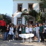 İclal Aydın Instagram - İnci geldi İstanbul’dan. 2.ekipteyim ben bugün. Baklavaları, sıcak rüzgarı, tatlı sesiyle girdi sete. Yapımcımız, şahane orkestra şefimiz… Üç Kız Kardeş bir kadın ordusunun işi. Yazarı, senaristleri, yönetmenleri, yapımcısı… Derdi de, sevinci de, izleyicisi de kadın… Kadınlar, Salı gecesi erkek egemen bir sisteme “yok yahu, o iş öyle değil pek” dediler. 😉 Mutluyum, Çünkü yine aşk kazandı. Mutluyum, çünkü yine sevgi başardı💙 @uckizkardestvdizisi Canım @iincigundogdu inancına, azmine, kalbine hayranım💙🌸🧿 Bu fotoğraflarda büyük ekibimizin küçük bir kısmı var. Kadınların ardındaki o dev orduya teşekkür ederim. Canım, kıymetli, çalışkan ekip. Hep şahanesiniz, hep çok güzelsiniz💙