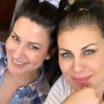 İclal Aydın Instagram - Dün, 18 Mayıs’ta yeni kitabımın yazımı bitti ve redaksiyon için yola çıktı. Güzel bir günde bitmiş dedim🥰 Üç sevdiğim kadınla aynı güne denk geldi doğumu. #salkımsokakno3 ve @aysudaakbulut ve @deryaozel_ ve @selentunca doğum günleriniz kutlu olsun. Bu ülkenin aydınlık ve çalışkan üç kadını. Bayram çocuklarısınız siz üstelik. Hep artı bir günlüksünüz her 19 Mayıs Atatürk’ü Anma, Gençlik ve Spor Bayramı’nda. İyi ki doğdunuz. Hepimiz için şahane bir yıl olsun dilerim💙🎈