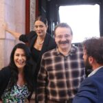 İclal Aydın Instagram - Hadi biraz set fotoğrafı paylaşayım😉 1- Veda’nın böyle ağırbaşlı pek nadir pozlarından biri. İnanmıyorsanız kaydırıp, bir sonraki fotoğrafa bakın. 🤭 2- Rüçhan’ın gerçek yüzü bu işte😂 3- Gülmek olmasa bu kadar ağlamaya nasıl dayanırdık? 🥴 4- Fatih karakterinin korsan kaset afişini anımsayan var mı? 👀 5- Bu kuzular var ya bu kuzular!! Şu surata, şu sarılmaya bir bakar mısınız🥰 6 ve 7 de şey işte, güzel çıkmış, beğendim filan.. @uckizkardestvdizisi yarın akşam saat 20:00’de yeni bölümüyle @kanald ‘de💙 Fotoğraflar: @oguzhanhasdemir
