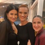 İclal Aydın Instagram - Üç Kız Kardeş dün gece AB ve ABC1 kategorilerinde bir kez daha 1.oldu🧿 @uckizkardestvdizisi 👏🏻👏🏻👏🏻🎈 Tebrikler şahane ekip arkadaşlarım. Tebrikleeeer🌸 Ve…. Canım Nazlı💙 Ah, ne zor bir ödevi nasıl şahane yapıyorsun, güzel, zarif, çalışkan, iyi kalpli, efendi, saygılı, şahane kardeşim benim💙 Bana söz verdin. İlk ödülünde “o demişti” diyeceksin. Güzel kalbin hiç dert görmesin inşallah. Peki, canım Tümay’ın seni böyle sarıp,sarmalaması? 🧿 Ne güzel geceydi, ne güzel. Vallahi, maşallah bize💙