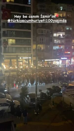 İclal Aydın Instagram - Türkiye Cumhuriyeti 100 yaşında🎈 
Dün gece İzmir sokakları böyleydi. 🥰Kalplerin yolu cumhuriyet şenliğiyle, ışığıyla dolsun. Ülkemizin, cumhuriyetimizin doğumgünü kutlu, bugün için can verenlerin, gerçek bir dünya lideri olan Mustafa Kemal Atatürk ve yol arkadaşlarının ruhu şad olsun. 
Elbette sonsuza dek Cumhuriyet! 🎈