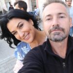 İclal Aydın Instagram - Set fotoğraflarına devam edelim mi? 1- O bir tane tel göz mü alıyor? 2-Aslında mutlu dünürler olabilirdik! 3- Bazen nedensiz sevinebilirim. 4- Sen bizden geçti mi sandın? 5- Biliyosun di mi, kitapta Türkan’ı başka bir son bekliyor. :) 6- İyidir yengecim, senden n’aber? 7- Bazen nedenli sevinebilirim. 8- Neler oluyor hayatta! 9- Bu fotoğrafları kim çekti sanıyorsunuz? 🤗 @uckizkardestvdizisi