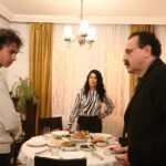 İclal Aydın Instagram - Harıl harıl yeni kitaba daldım, sosyal medyayı biraz atladım mı ne oldu? Ne zamandır set fotoğrafı paylaşmamıştım🎈 Havalar soğudu. Üst üste hırkalardan önceki son haftalar😂 Teşekkürler sevgili @oguzhanhasdemir ne güzel kareler yakalamışsın🥰 @sevgiyilmaz ve @zilufer ‘in hikayesini ve senaryosunu yazdığı @edateksoz ve @aycayaykin ‘ın yönettiği Görüntü yönetmenliğini @umitgabin ve @aziz.topaloglu ‘nun yaptığı @uckizkardestvdizisi her salı @kanald ‘de 💙 @iincigundogdu @surecfilm #aligündoğdu