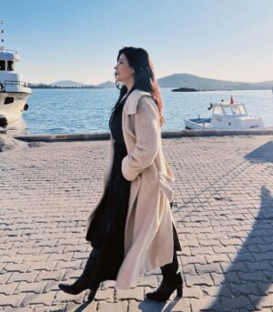 İclal Aydın Instagram - Çok severek başladıklarımdan, hakkını verdiklerimden, veremediklerimden, kendi emeğimin çekirdeğinden, vazgeçişin sahilinden, annemden, sevdiklerimden, Cunda’dan, Ayvalık’tan, dünyanın birkaç ülkesinden, onlarca şehirden, izleyicinin gönlünden, okurun zihninden, kim bilir kaç bin kilometre yoldan…
velhasıl 2023’den de geçtim gittim..

Sağlıkla, huzurla açılsın yeni yolumuz, yeni yılımız🌻

#howlongwilliloveyou #elliegoulding 
bu yıl en çok dinlediğim şarkıymış 🩵🤍 

Fotoğrafı da canımın içi @almilaada çekmişti. 

Mutlu yıllar herkese. 🎈