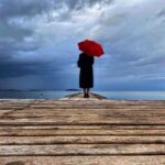 İclal Aydın Instagram - Sevgili yönetmenim Eda, Biliyor musun… Hayatımın her döneminde bana kanat diye gönderilen bir melek vardı. Benden kopuşu hiç durmayan bir kanamaya sebep olan parçalarımın acısını çekerdim. Geçtiğimiz hafta, “Kalbimin Can Mayası”na “belki de son bakışım” için verdiğin tüm desteğe ölene dek minnettar kalacağım… O meleklerden biriymişsin sen de, son günlerde anladım bunu… Çektiğin bu fotoğraf da denize bakıp anneme ağladığım o günün hatırası olarak dursun burada… @edateksoz 📸 #annelervekızları #kalbimincanmayası #kardeşimveben