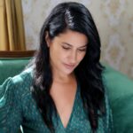 İclal Aydın Instagram - Hadi biraz set fotoğrafı paylaşayım😉 1- Veda’nın böyle ağırbaşlı pek nadir pozlarından biri. İnanmıyorsanız kaydırıp, bir sonraki fotoğrafa bakın. 🤭 2- Rüçhan’ın gerçek yüzü bu işte😂 3- Gülmek olmasa bu kadar ağlamaya nasıl dayanırdık? 🥴 4- Fatih karakterinin korsan kaset afişini anımsayan var mı? 👀 5- Bu kuzular var ya bu kuzular!! Şu surata, şu sarılmaya bir bakar mısınız🥰 6 ve 7 de şey işte, güzel çıkmış, beğendim filan.. @uckizkardestvdizisi yarın akşam saat 20:00’de yeni bölümüyle @kanald ‘de💙 Fotoğraflar: @oguzhanhasdemir