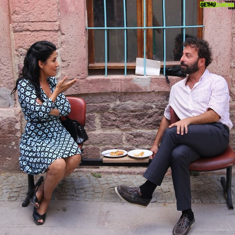 İclal Aydın Instagram - Öyle işte🧿 Yenge ve kayınbiraderi @hakanatalaay çekim arasında konuşur: “AB grubunda birinciliği almışız. Güzel bölümdü. Herkes pek güzel oynamıştı. Sen de valla çok iyiydin” @uckizkardestvdizisi bu Salı da bildiğiniz gibi çok şükür. 🥰 @iincigundogdu @surecfilm @kanald 💙