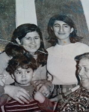 İclal Aydın Instagram - Dün gece babamın eşi Zehra ablam göndermiş bu fotoğrafı: “İlk kez gördüm” yazmış. Annem, halam ve ben…
Kardeşimin doğmasına daha birkaç yıl var…
Annemin gülümseyişi ne güzelmiş. O işe gittiğinde halam bakardı bana. Çok düşkündüm halama. Nakış yapan ve bana börek kızartan ellerini çok severdim. 
Böreği de oldum olası seviyormuşum demek 🤭