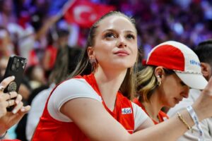 İpek Filiz Yazıcı Instagram - İnanılır gibi değil bu ambiyans, müthiş bir deneyim. Güzel olacağını biliyordum ama bu kadarını tahmin edemezdim. 
Kızlar süpersiniz, hep yanınızdayız 🏐🫶🏻 @fileninsultanlarivb 

Bu inanılmaz deneyime vesile olduğunuz için koca bir teşekkür size ♥️ @mercedesbenzturkiye @lappartistanbul #YıldızlarOyunuDegistirir #reklam
