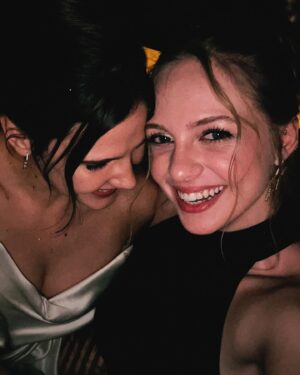 İpek Filiz Yazıcı Instagram - Müthiş bir gece 🤘🏼 Hep çok mutlu olun 🥂 @alinaboz ♥️ @evirgenumut