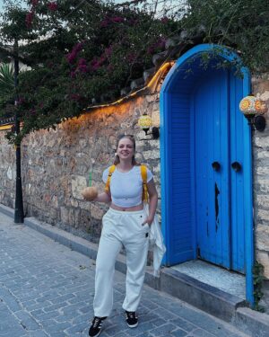 İpek Filiz Yazıcı Instagram - Bugün coconut içtim, beklediğimden daha tuhaf bi tadı vardı. Mavi kapı buldum mu da affetmedim hemen foto😏📸