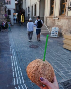 İpek Filiz Yazıcı Instagram - Bugün coconut içtim, beklediğimden daha tuhaf bi tadı vardı. Mavi kapı buldum mu da affetmedim hemen foto😏📸