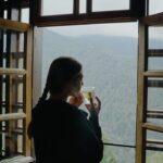 İpek Filiz Yazıcı Instagram - Lipton Yeşil Çay’a olan düşkünlüğüm tartışılmaz bu yüzden Lipton’la çayın yolculuğuna dahil olmasam olmazdı 😌 Güne başlarken Rize’nin inanılmaz havası ve Lipton’un Limonlu Yeşil Çayı muhteşem bir ikili oldu 🌿💛 Üstüne bir de sabah yogası ohhh 🫶🏻 Lipton’un Yağmur Ormanları Birliği sertifikalı sürdürülebilir tarım örneği olan çaylığında hep birlikte çay topladık, tüm hikayeyi deneyimleyerek öğrendik. Zaten çok severdik şimdi daha da sever olduk 🫖✨ Ne yapıyoruz her güne 2 kupa yeşil çay içmeyi unutmuyoruz 😉 #çayınyolculuğu @liptonturkiye