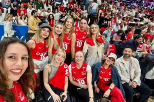 İpek Filiz Yazıcı Instagram - İnanılır gibi değil bu ambiyans, müthiş bir deneyim. Güzel olacağını biliyordum ama bu kadarını tahmin edemezdim. 
Kızlar süpersiniz, hep yanınızdayız 🏐🫶🏻 @fileninsultanlarivb 

Bu inanılmaz deneyime vesile olduğunuz için koca bir teşekkür size ♥️ @mercedesbenzturkiye @lappartistanbul #YıldızlarOyunuDegistirir #reklam