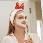İpek Filiz Yazıcı Instagram - Kendinize ayırdığınız anların vazgeçilmez eşlikçisi Lipton Mango ve Ananaslı Yeşil Çay, güne güzel bir başlangıç yapmamı sağlıyor 🥭🍍💚 Günlük rutinimde artık her gün iki kupa Lipton Yeşil Çay var ⭐️Tadına bayılıyorum✨ Tropikal tadı zengin bir meyve lezzeti sunuyor, içtiğimde kendimi hafif ve yenilenmiş hissettiriyor. 🥭🍍 Siz de Lipton Yeşil Çay’ın taze ve doğal lezzetini günlük rutininizin bir parçası haline getirin. @liptonturkiye #işbirliği #Lipton #HerGün2Kupaİyilik