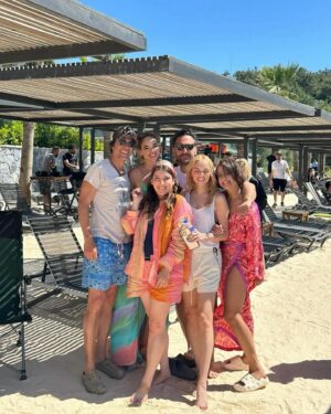 Şebnem Bozoklu Instagram - Gelin takımı set 🌴❤️ @mehmet.gunsur @sedabakan @firatcelik @nilperi @ecem.erkek  @dogacananafarta  @skyfilmglobal @ascturkey