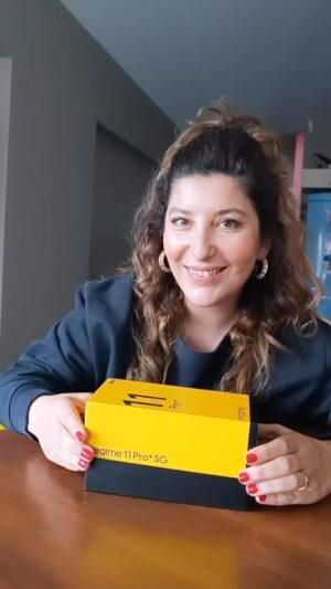Şebnem Bozoklu Instagram - Tam kendime göre bir yeni yıl hediyesi aldım!
Sizin için de unboxing yaptım :) #realme11proserisi #fazlaiyi @realmeturkey 💛 #isbirliği