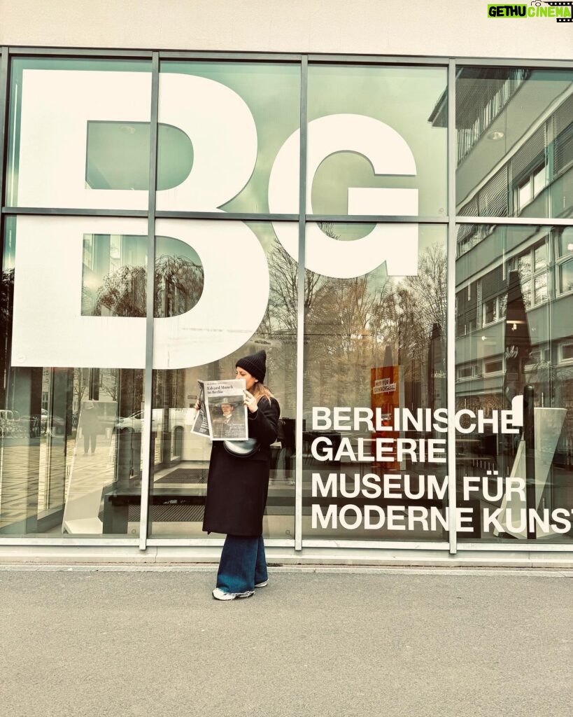 Şebnem Bozoklu Instagram - Geçen hafta Berlin’de neler yaptık postu gelmiştir ❤️ İlk fotoğraf @berlinischegalerie deki Edward Munch sergisinden. Şehre yeni gelen sergiye İstanbuldan biletimiz almıştık ki tıklım tıklımdı sabah 10.30 da bile. İkinci fotoda istediğim kokteylin bardağına şaşkınlığım var. Yani nasıl desem anneanne evinde bir biblonun saksı gibisini düşünün. Üçüncü fotoda Kanatcığımla sergi çıkışı havanın nasıl hızla 2 dereceye düştüğünü konuşuyoruz. Dördüncü ve Beşinci fotolarda plak peşinde koşuyoruz tabii ki. Altıncı fotoda Barbaros’la buzzz gibi bir Berlin akşamında neler konuşuyoruz neler. Yedinci fotoğraf efsane @shepastaway_official konseri öncesi pek sevgili Pınarla klasik önümüze çok uzunlar gelmese de görsek konuşmamızı yapıyoruz. Sekizinci video için diyecek bir şey yok. Mükemmelsin She Past Away! İnanılmaz da bir seyirci vardı. @shepastaway_official Dokuzuncu fotoda şahane @ductape_official konseri ve pek sevgili Çağla ve Furkan. Onuncu foto is @blnensemble da 1984 oyununun premiere gecesinde üstyazının İngilizce değil Almanca olması şokundan kısa süre önce 🤘🏼❤️🙏🏻