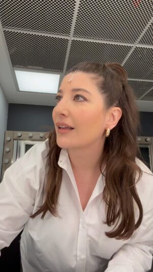 Şebnem Bozoklu Instagram - Balina kulisi. Oyundan 2 saat öncemiz. 🩵 Hazırlık ve makyaj odaları, saç odaları, sahne arkası. Buyursunlar ⭐️