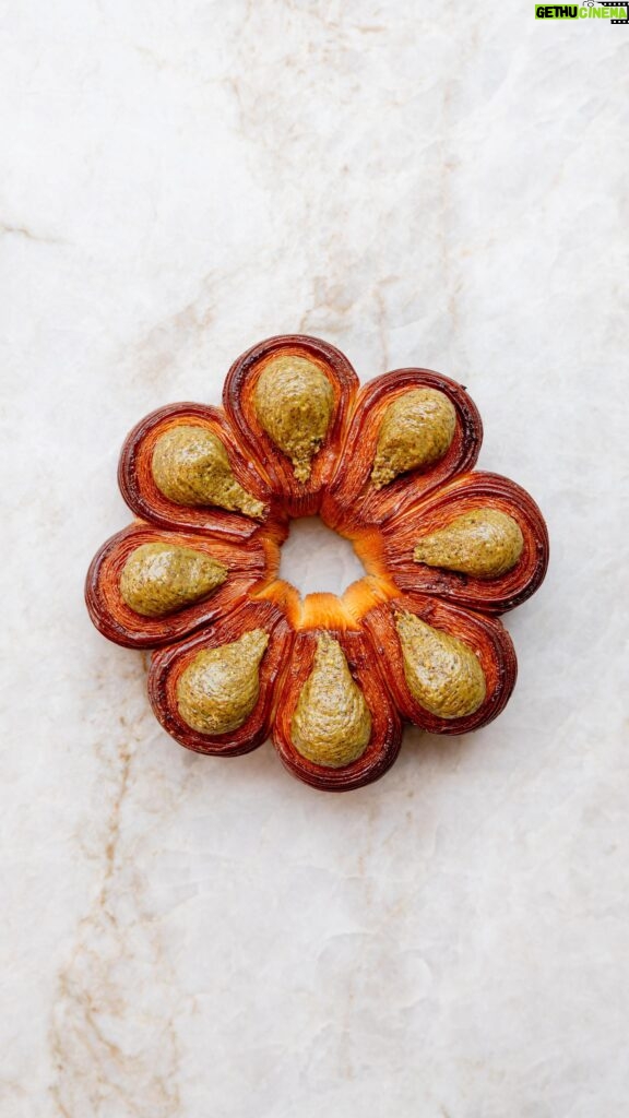 Cédric Grolet Instagram - Fleur Pistache avec une pâte à 🥐 pour @cedricgroletopera #cedricgrolet