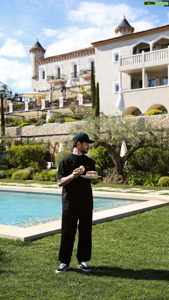 Cédric Grolet Instagram - Après Courchevel, une Tropézienne à ma façon au Château de la Messardière à Saint-Tropez. Et de nombreux desserts iconiques du Sud de la France #cedricgrolet #airelles 🌻