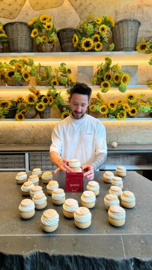 Cédric Grolet Instagram - Chou à la crème vanillée en trompe l’œil #cedricgrolet & #mashle 🥚