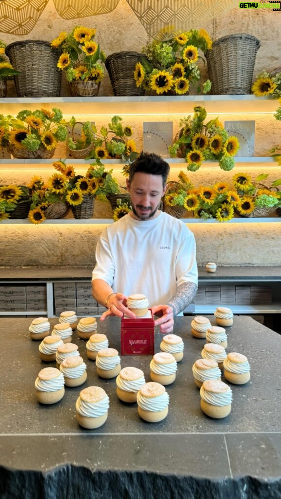 Cédric Grolet Instagram - Chou à la crème vanillée en trompe l’œil #cedricgrolet & #mashle 🥚