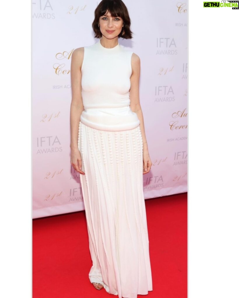 Caitríona Balfe Instagram - So thrilled to have been at the @iftaacademy awards last night in Dublin. So great to get home and celebrate Irish film and television which is thriving right now. And so honoured to have been nominated … what a night. Thank you @marywilesmakeup @garethbromell and @karlawelchstylist for the glam. Wearing @standing_ground_ and @completedworks