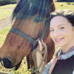 Caitríona Balfe Instagram – My first ❤️….. Travis my season one dreamboat is back on set…. The horse I properly learned to ride on. Be still my heart….🤎🤎🤎 #Season6BTS #Outlander