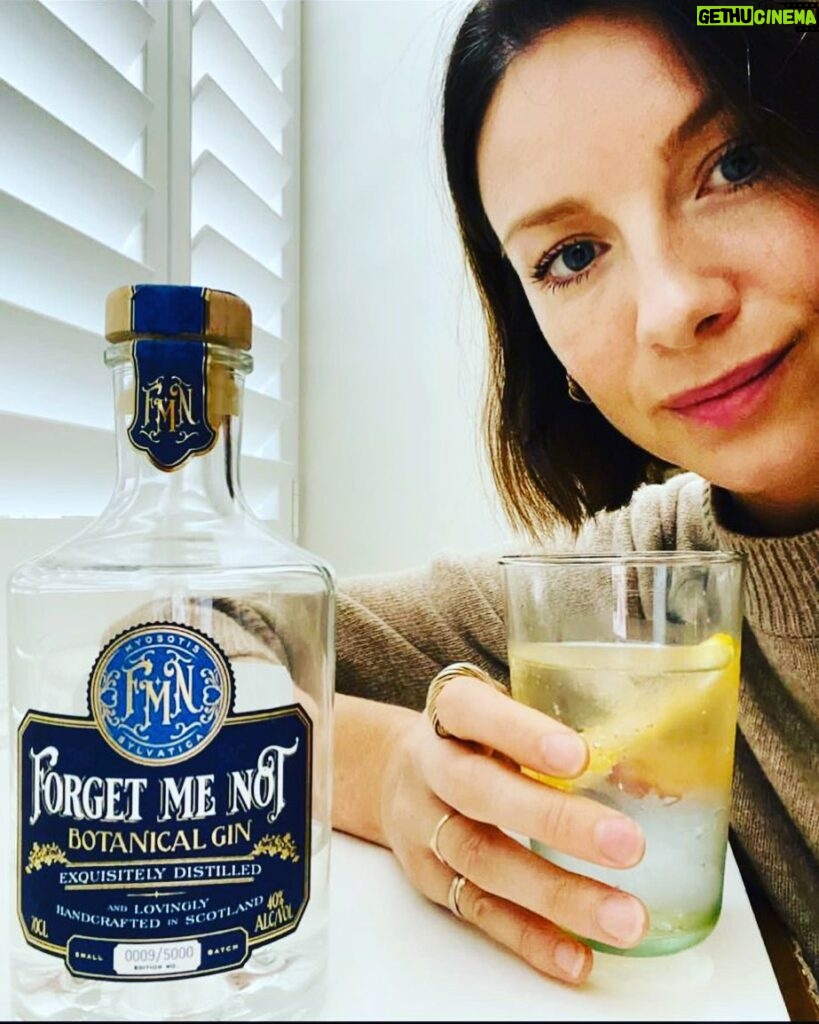Caitríona Balfe Instagram - How’s week going? #FMNgin @fmn_gin