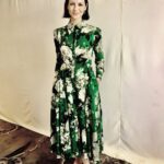 Caitríona Balfe Instagram - Wearing @erdem talking to the HFPA about all things @outlander_starz season 5 ... Thank you for having us ❤️ styling @karlawelchstylist 👠 @louboutinworld 💎 @jenmeyerjewelry