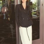 Caitríona Balfe Instagram - Feeling myself in this epic suit ... Damn but @therow know how to make clothes that make you feel amazing..!!! Spent the day talking all thing @outlander_starz season 5 at TCA’s. Styling @karlawelchstylist Glam by me ... shoes @stuartweitzman