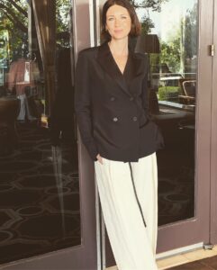 Caitríona Balfe Instagram - Feeling myself in this epic suit ... Damn but @therow know how to make clothes that make you feel amazing..!!! Spent the day talking all thing @outlander_starz season 5 at TCA’s. Styling @karlawelchstylist Glam by me ... shoes @stuartweitzman