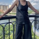 Caitríona Balfe Instagram - Thank you Austin!!!! Spending world Outlander Day (yes it is a thing!!) in one of my fav cities. Such a treat to chat to @reshmago with @carrotthefrenchie about all things season 7..!! Glam : hair/Mup @marywilesmakeup Styling : @karlawelchstylist wearing @chloe outfit and jewellery @Tods shoes 🤍