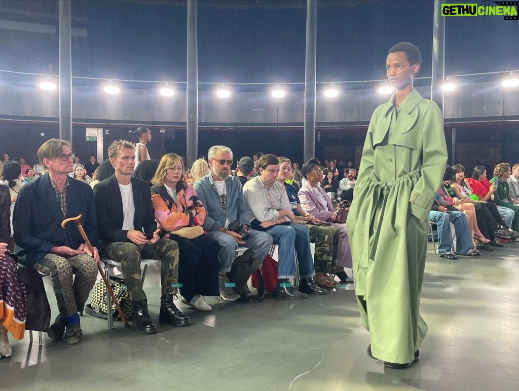 Caitríona Balfe Instagram - Thank you @jw_anderson … exquisite show! So beautiful 🩵 thanks @garethbromell @marywilesmakeup 🩷🩷