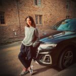 Caitríona Balfe Instagram – Few days off work and a break in the Cotswolds … Nice to get some R&R … Thank you @audiuk for the fab wheels …. Comfort and style 💗
Thanks @tonyameli .. you’re a legend. #audipartner #Q5