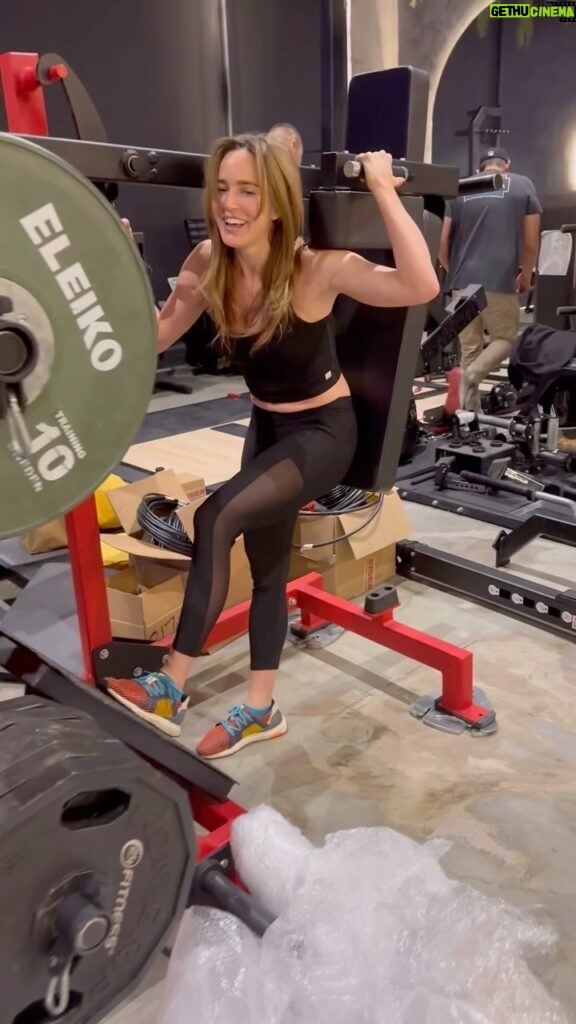 Caity Lotz Instagram - LFG Feels good to sweat #workoutmotivation @thelabsunset @bodychemist