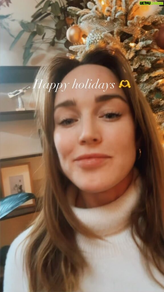 Caity Lotz Instagram - Happy holidays from my family to yours! Food, friends, family, lights, and crafts! all of my favorite things!