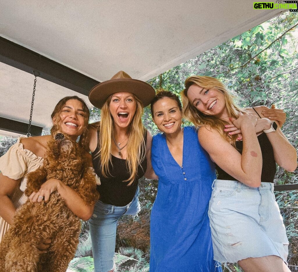 Caity Lotz Instagram - 🎶 Reunited and it feels so good….🎶 Here’s the story, of a lovely family….I think we need our own theme song? It felt so good to see these ladies. You all get more powerful and beautiful every year 💕 Long Live #arrowverse #legendsoftomorrow #arrow @ncis_cbs