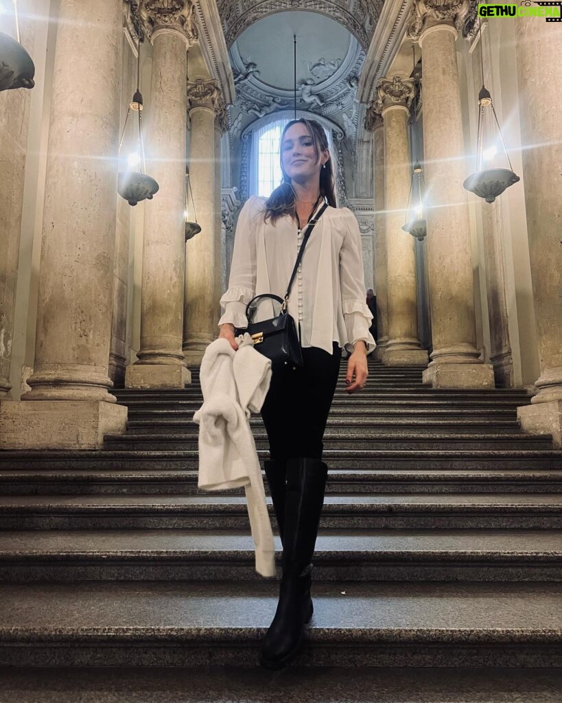 Caity Lotz Instagram - ROME 😍 wow what an impressive city! Blown away by the power and grandeur. I love Italy 🇮🇹