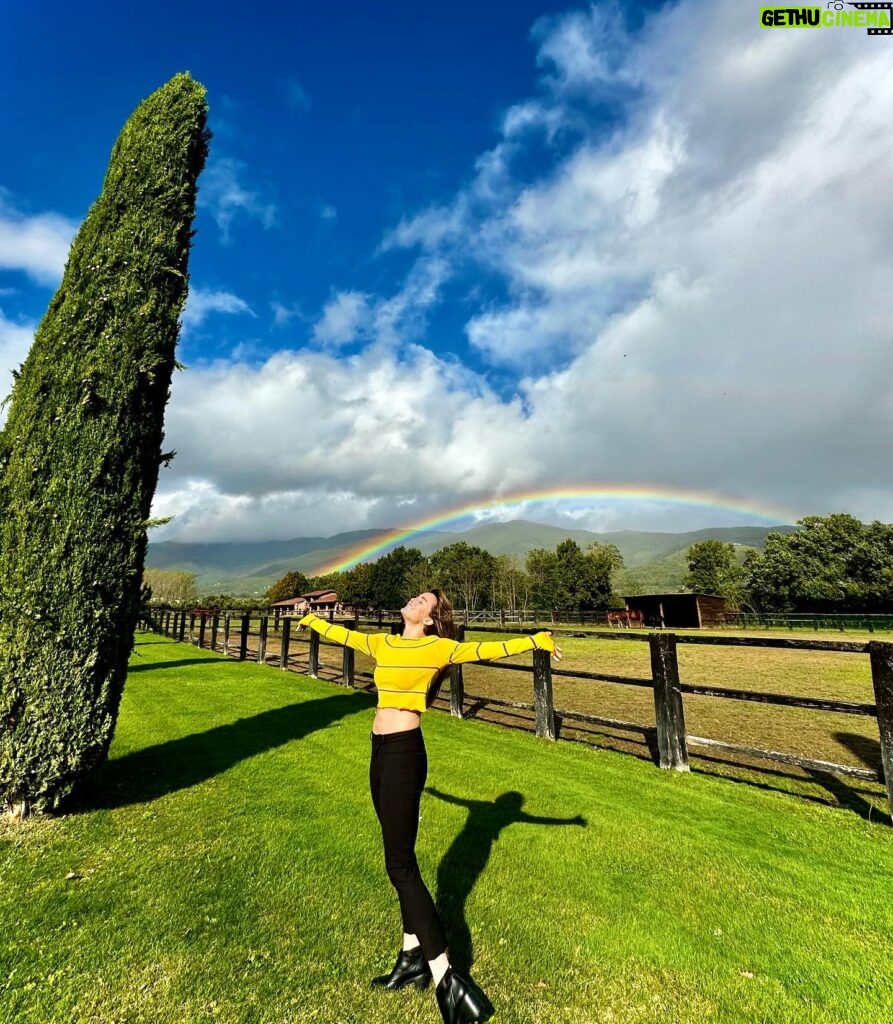 Caity Lotz Instagram - Tuscany 🇮🇹 🌈 and the STRIKE IS OVER!!! 🍾