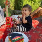 Calu Rivero Instagram – Un año de Tao y un año como nuevos padres.  Dedicación total, maravillosamente desafiante.
Gracias familias por su constante apoyo.
Hijo; Tu ritmo va directo a mi corazón.