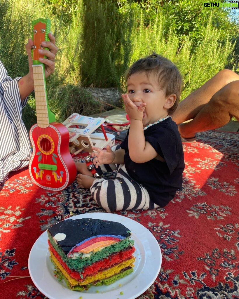 Calu Rivero Instagram - Un año de Tao y un año como nuevos padres. Dedicación total, maravillosamente desafiante. Gracias familias por su constante apoyo. Hijo; Tu ritmo va directo a mi corazón.