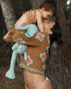 Calu Rivero Instagram - Querido diario: confieso que el 🧸 apego que le compré a Tao, es más para mi que para el. Lo extraño cuando no lo tengo en brazos o en el pecho. Te pasa? S Gracias Irina por estas fotoooos 🤍 Ph @irinaconesa