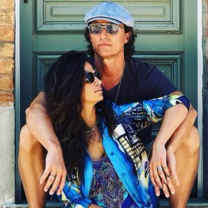Camila Alves Instagram - What Matthew wrote for my birthday! 😂 
“exceptional ambiance. #happybrithday hot mamma @camilamcconaughey” Let’s just say… I was cracking up😂😂❤️ some may need translation I don’t 😉👊🏽 

💚💛💚💛💚💛💚💛💚💛💚💛

O que Matthew escreveu no meu aniversário! 😂
“ambiente excepcional. #happybrithday Hot Mamma @camilamcconaughey” Isso me fez rir ❤️ alguns podem precisar de tradução, eu não 👊🏽