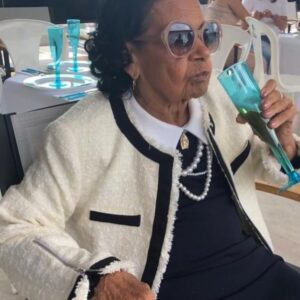 Camila Alves Instagram - This is not a short format caption day… to describe what we do as mothers do take a lifetime! This shit is hard but beautiful!!! Won’t change a thing, well maybe a few 😂
THANK YOU to my mother for the foundation
THANK YOU KayMac for the innovation
THANK YOU GRAMMA for the refuge
THANK YOU Matthew for the 3 beautiful creations we have made together
THANK YOU to my 3 kids who make me chase being a better mother daily
THANK YOU to all the mother figures in my life who inspire me, teach me, correct me, guide me and laugh with me when the rubber hits the road (pretty often) It is not picture perfect! with tremendous gratitude today! this is the only thing I was certain I wanted to do “A Mother” everything else was always a question! 🫣☺️❤️ Happy Mother’s Day ! 

Ps: this video made me go back to 3 little ones at the same time…I didn’t even know what, when, who, ME??? Wild, challenging, exhausting, tears, laughter,beautiful…any mother’s out there dealing with the same “this too shall pass” 🙏🏽❤️👏🏽👏🏽 stay strong, ask for help, remember to breathe, put boundaries because I didn’t it…you need little spells to take care of yourself. Sending love

💚💛💚💛💚💛💚💛💚💛💚💛💚💛💚💛💚 não é um dia de legenda curta,para descrever o que fazemos como mães, leva a vida inteira!é DIFÍCIL mas maravilhoso! 
OBRIGADO à minha mãe pela fundação,
OBRIGADO KayMac pela inovação,
OBRIGADO Vó pelo refúgio
OBRIGADO Matthew pelas 3 lindas criações que fizemos juntos,
OBRIGADA aos meus 3 filhos que me fazem perseguir diariamente a ser uma mãe melhor,
OBRIGADO a todas as figuras maternas da minha vida me inspiram, me ensinam, me corrigem, me orientam e riem comigo quando a coisa fica preta… com tremenda gratidão,única coisa que tinha certeza que queria fazer “ Uma Mãe” todo o resto sempre foi uma questão! ☺️Feliz Dia das Mães!
Ps: vídeo me fez voltar a ter 3 pequeninos ao mesmo tempo,nem sabia o que, quando, quem, EU??? Confuso , desafiador, exaustivo, lágrimas, risos, lindo, bençãos! Se estiver lidando com o mesmo “isso também vai passar”🙏🏽fique forte, peça ajuda, lembre-se de respirar, coloque limites porque eu não coloquei ... você precisa de pequenas brechas para cuidar de si mesma.