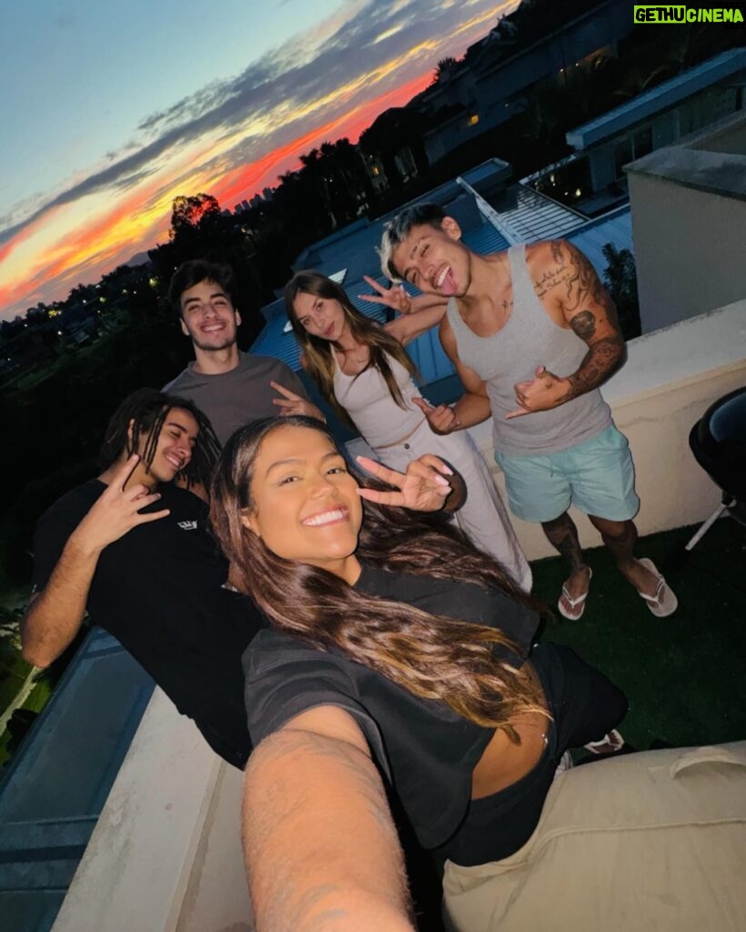 Camila Loures Instagram - Saiu 24 horas no Rooftop!!! Rolou ate churras na laje 😂❤ vai la assistir no canal 🙌🏽
